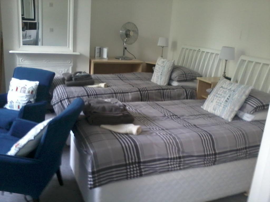 Barnes'S Rest Bed And Breakfast And Caravan Radipole Room photo