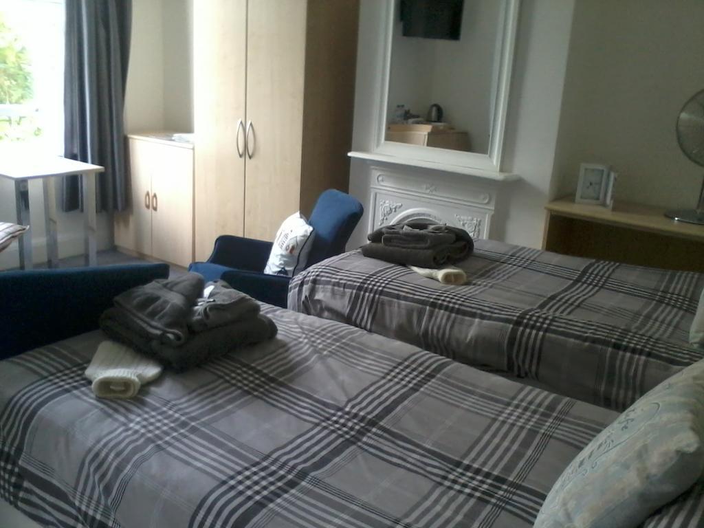 Barnes'S Rest Bed And Breakfast And Caravan Radipole Room photo
