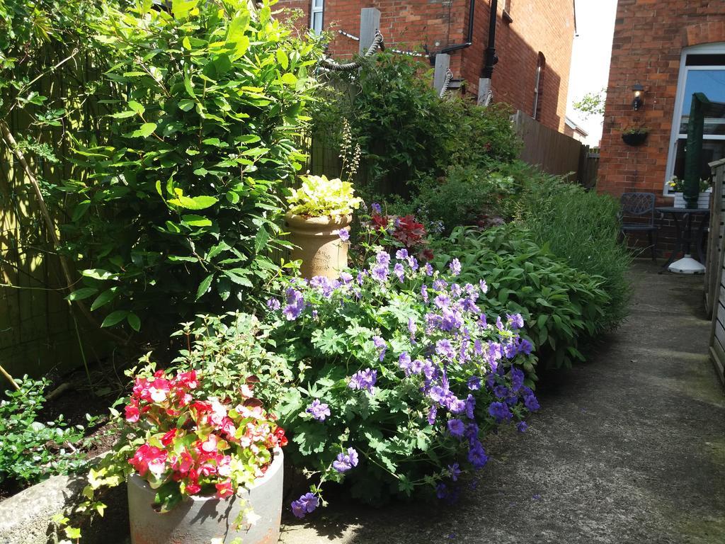Barnes'S Rest Bed And Breakfast And Caravan Radipole Exterior photo