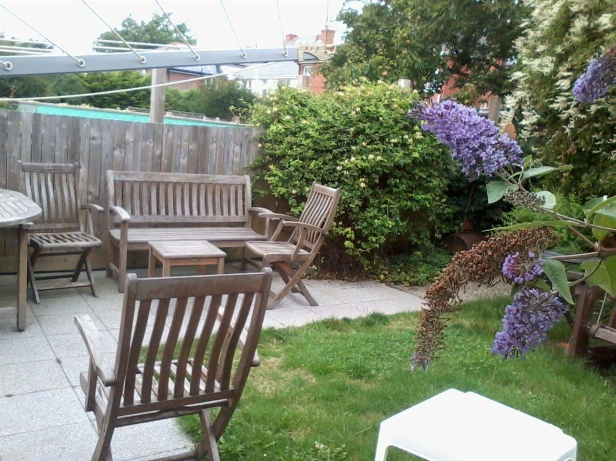 Barnes'S Rest Bed And Breakfast And Caravan Radipole Exterior photo
